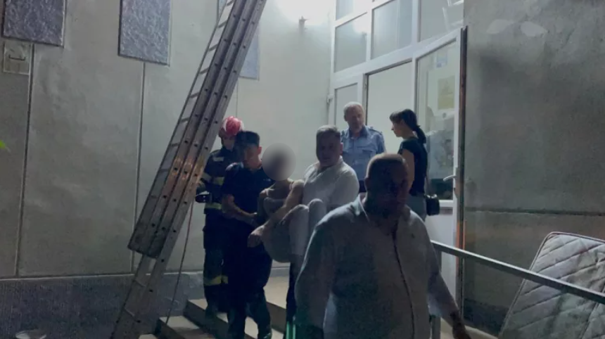După două zile la Psihiatrie, femeia care și-a aruncat cei doi copii de la etaj a fost reținută