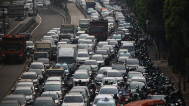masini multe inghesuite și motocicliști în aglomerație pe strada în Jakarta