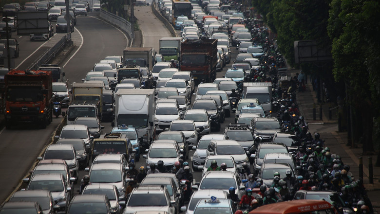 masini multe inghesuite și motocicliști în aglomerație pe strada în Jakarta