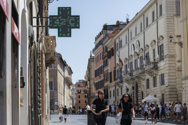 oameni care se plimba pe strada in italia
