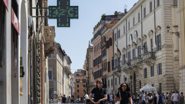 oameni care se plimba pe strada in italia