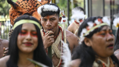 indigeni Waorani, femei și bărbați, un bărbat fluieră