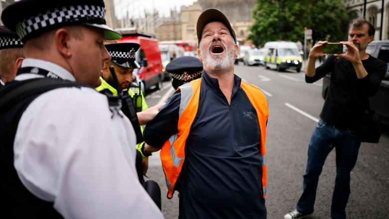 om oprit de poliția din Londra și încătușat