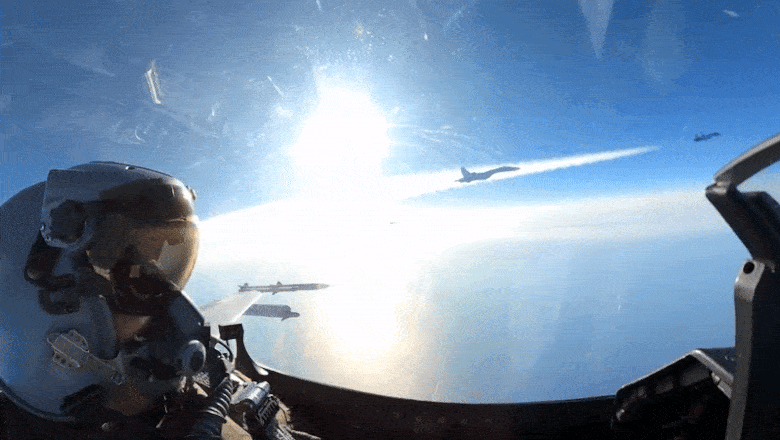 Imagine cu două avioane rusești Suhoi surprinse din carlinga unui F-16 românesc
