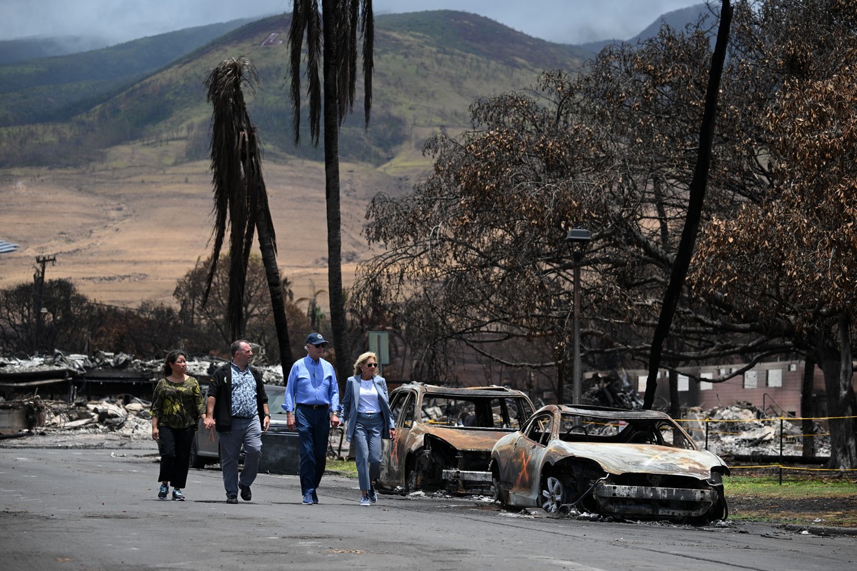 După 13 zile de la tragedia secolului, Joe Biden a vizitat Maui. A refuzat să răspundă la o întrebare și și-a atras noi critici