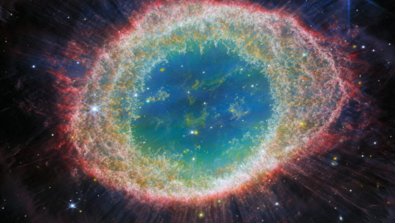 nebuloasa inel văzută prin lentila telescopului spațial James Webb