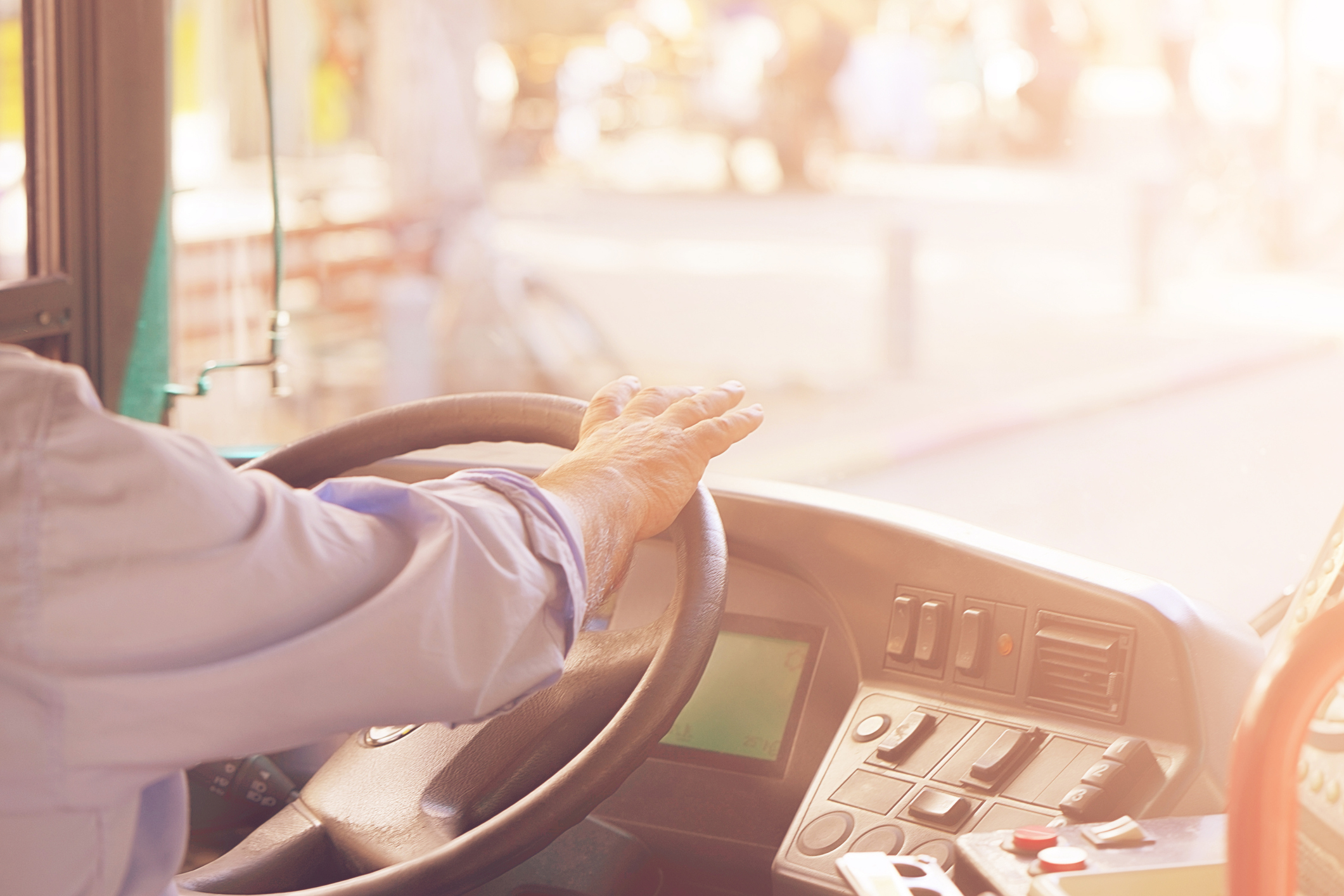 O fată de 16 ani din Arad ar fi fost lovită și amenințată de șoferul unui autobuz, pentru că nu a vrut să cumpere bilete la suprapreț