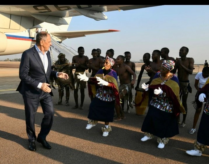 Lavrov a fost primit cu dansuri africane la summitul BRICS. Putin a rămas acasă de teamă să nu fie arestat
