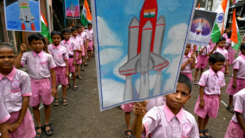 elevi indieni sărbătoresc aselenizarea sondei Chandrayaan-3