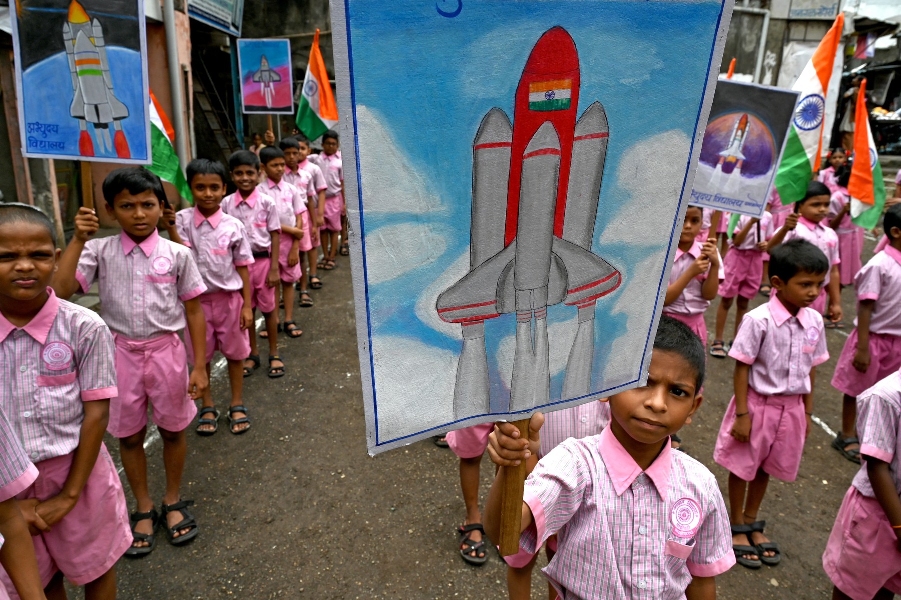 Indienii se roagă, sărbătoresc și organizează petreceri înainte de aselenizarea istorică a sondei Chandrayaan-3 la polul sud al Lunii