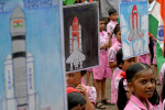 elevi indieni sărbătoresc aselenizarea sondei Chandrayaan-3