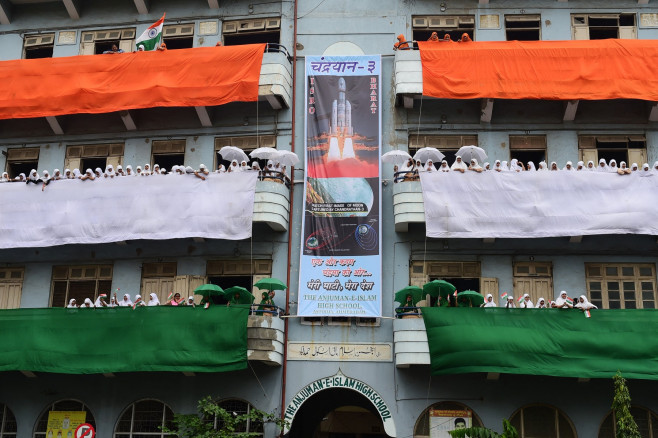 balcoane decorate cu steagul indiei și cu un banner imprimat cu imaginea lansării sondei chandrayaan-3 spre Lună