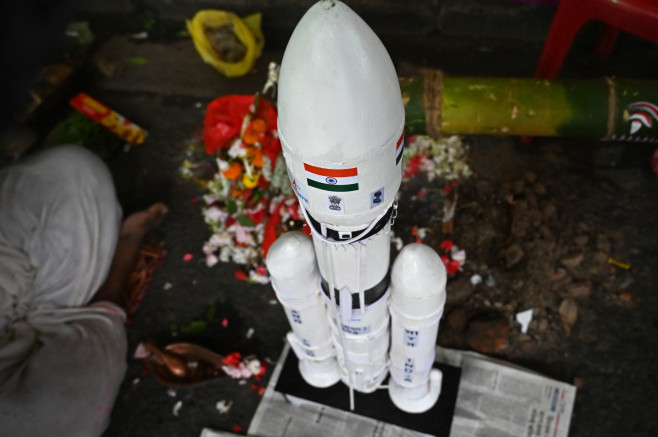 machetă a rachetei care a dus sonda Chandrayaan-3 în spațiu