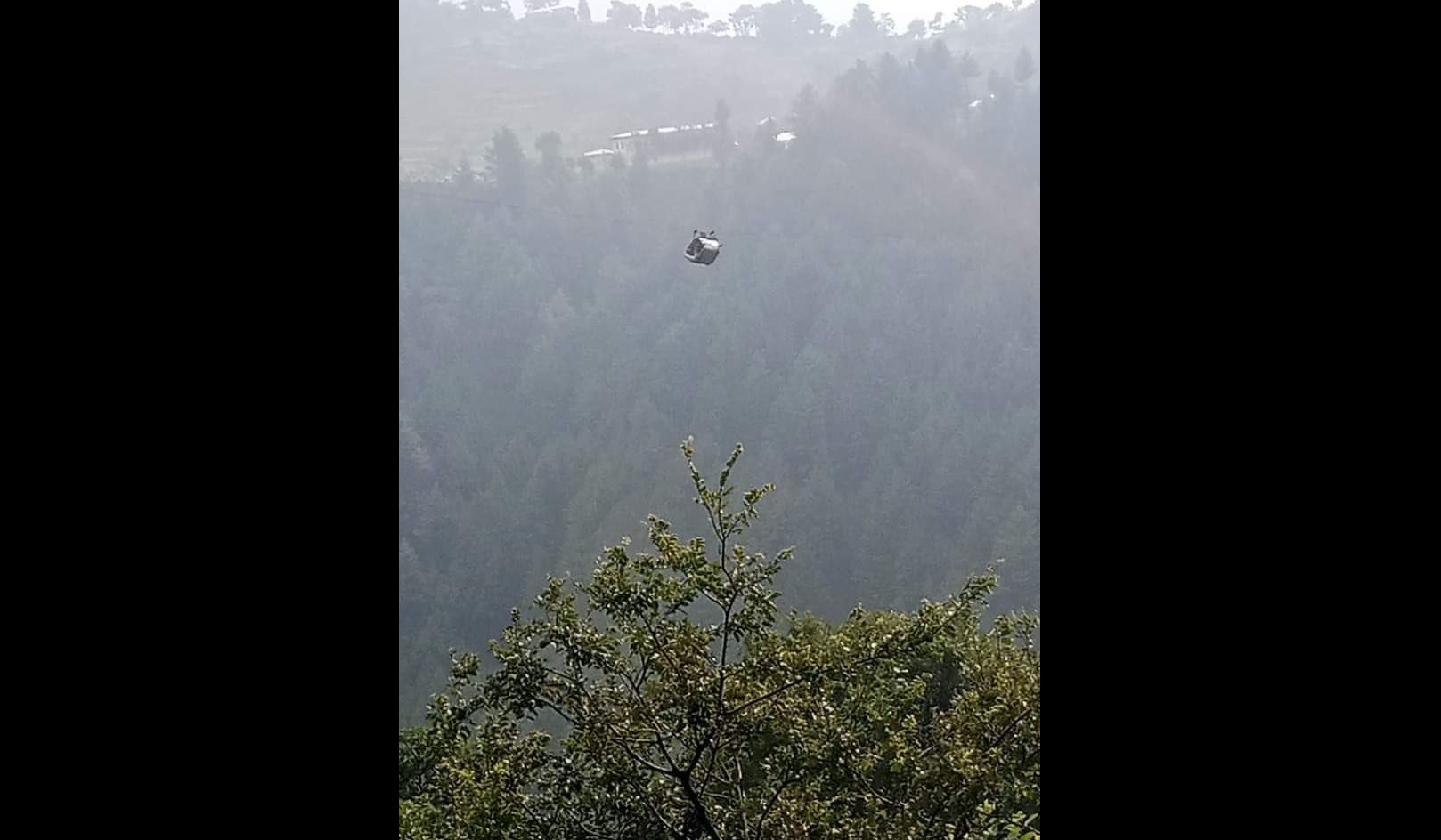 Toți cei 8 oameni rămași blocați într-un telescaun, în Pakistan, au fost salvați. Intervenția a durat ore întregi