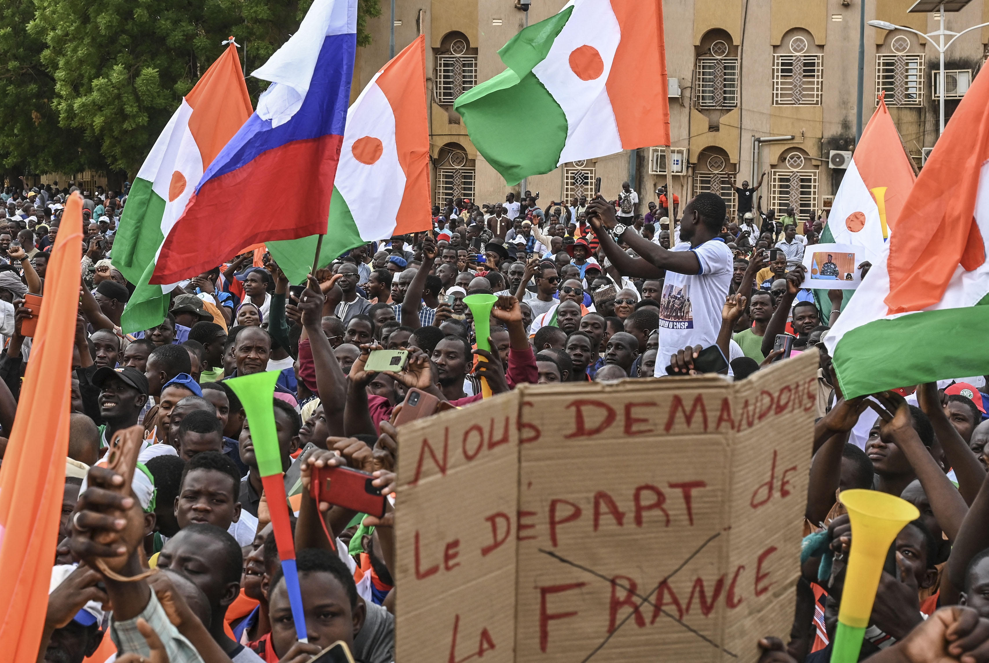 Algeria interzice Franței să-i folosească spațiul aerian pentru a interveni contra loviturii de stat din Niger
