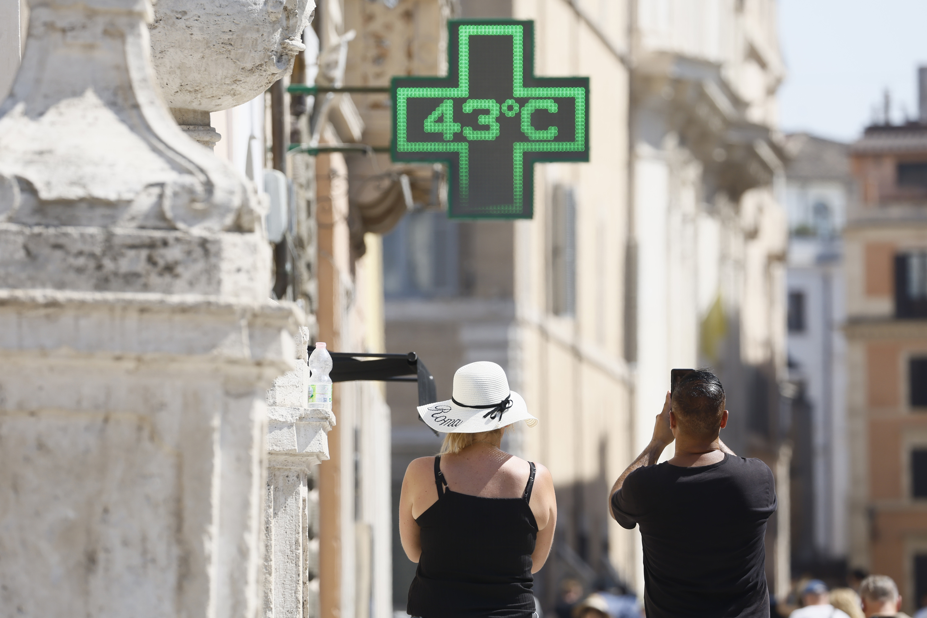 Atenționare de călătorie pentru românii care merg în Italia: Cod roșu de caniculă și risc major de incedii