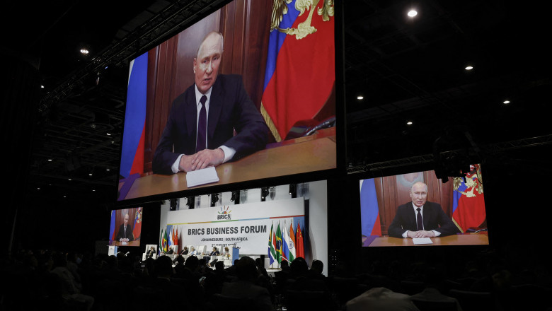 Vladimir Putin a apărut la summitul BRICS din Africa de Sud în singurul mod în care putea, fără să fie arestat - a apărut virtual.