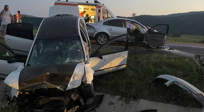 FOTO. Patru persoane au fost rănite într-un accident pe DN76. Două victime sunt în comă