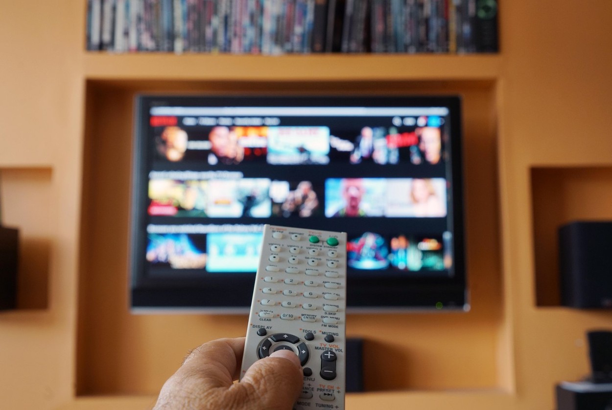 De unde își iau românii informațiile. Sondaj Avangarde: TV, presa online și rețelele sociale, principalele surse de informare