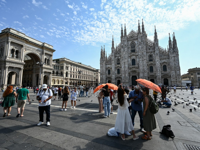 L’Italia si sta sciogliendo a causa dell’anticiclone “Nero”.  Molte città sono sotto il codice rosso dell’ondata di caldo.  Si consiglia ai turisti di non uscire