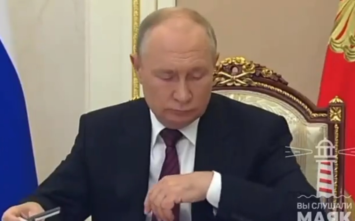 Moment hilar cu Putin la Kremlin. Dictatorul rus uită pe ce mână are ceasul