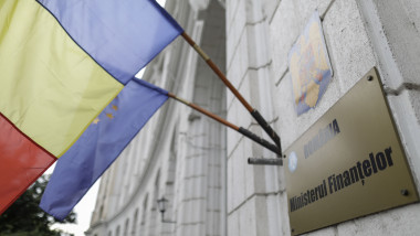 drapelurile României și placa Ministerul Finanțelor