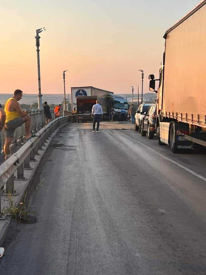 Blocaj la frontieră, la Giurgiu, din cauza unui accident pe pod. Rezervorul de combustibil al unui TIR s-a spart