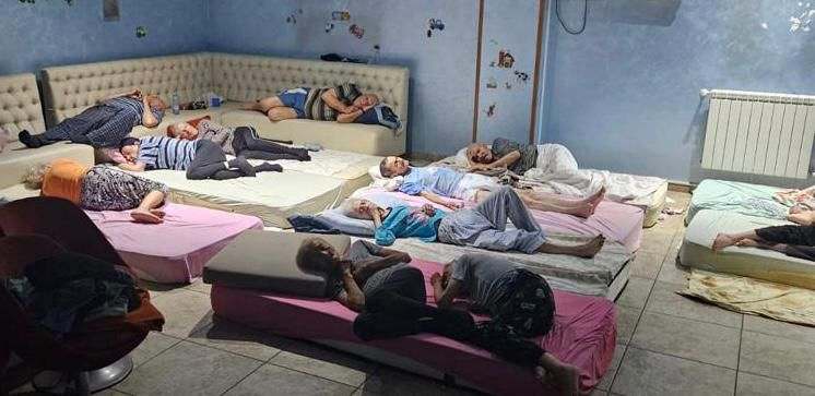 Un nou azil al groazei a fost descoperit în București. În căminul "La Vecinul cel Bun" bătrânii dormeau la grămadă în subsol