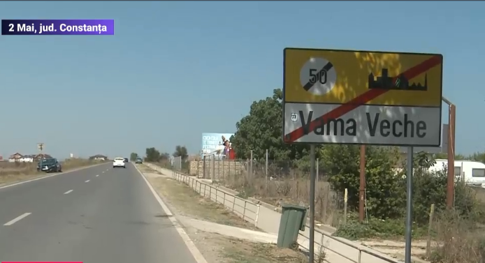 Drumul morții din 2 Mai. Până la Vama Veche turiștii și localnicii sunt nevoiți să meargă pe șosea pentru că nu există trotuar