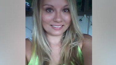 femeie blonda cu tricou verde