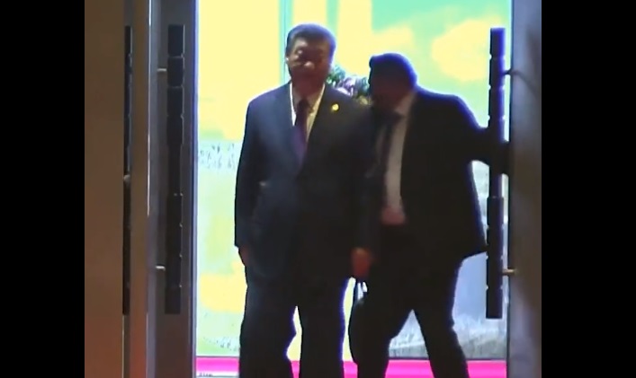 Moment bizar la BRICS. Xi Jinping, nedumerit după ce un asistent al său nu e lăsat să intre la summit