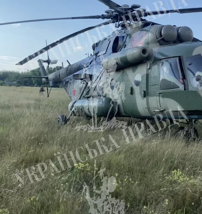 Un pilot rus a dezertat în Ucraina cu tot cu elicopterul plin cu piese pentru avioanele de vânătoare