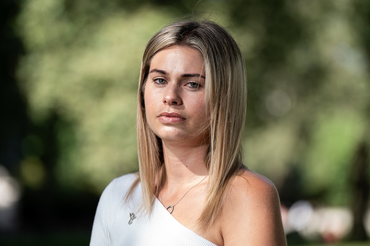 O tânără a povestit cum a fost păcălită și apoi violată de un polițist pe când avea 16 ani: Am și acum atacuri de panică