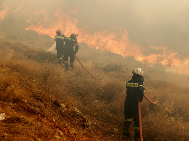 Οι Έλληνες πυροσβέστες έδωσαν μάχη με περισσότερες από 200 πυρκαγιές τις τελευταίες 48 ώρες.  Καύσωνας στην Ευρώπη στα τέλη του καλοκαιριού