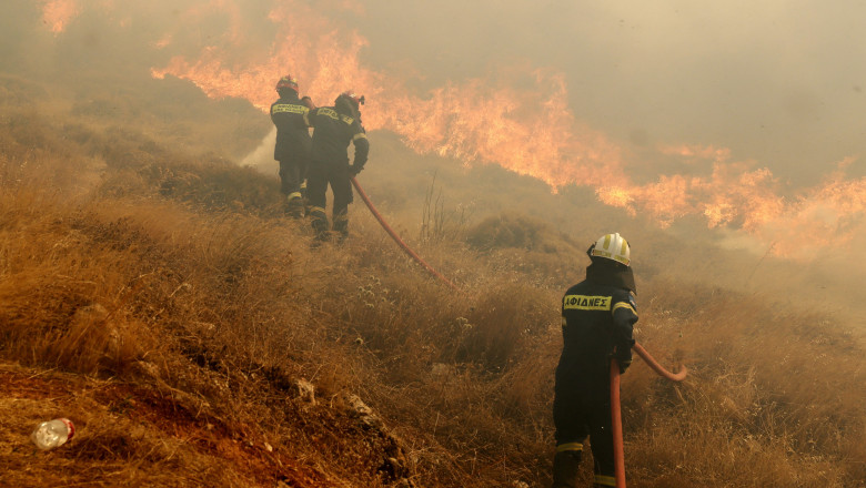 pompierii din Grecia sting incendiu de vegetație