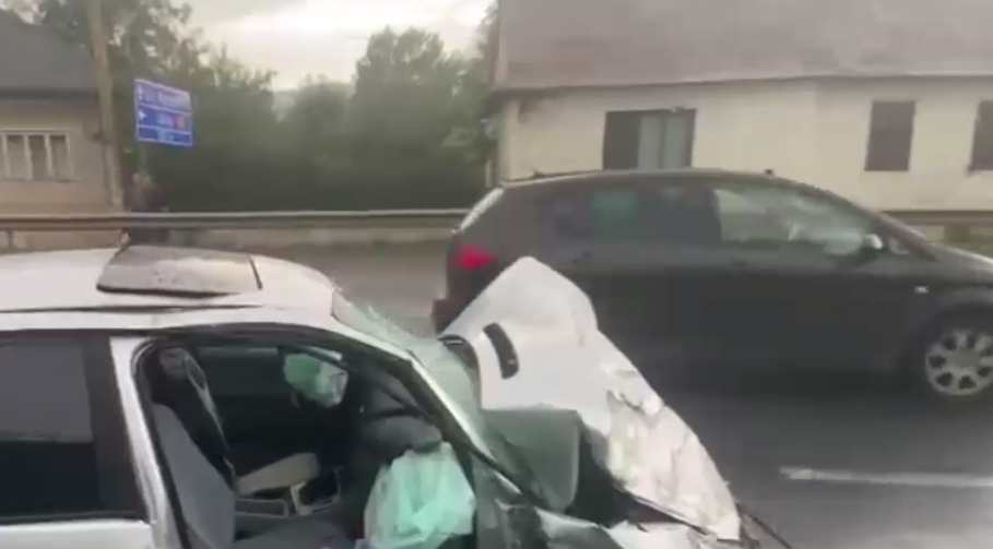VIDEO. Opt persoane, între care trei copii, rănite într-un accident în județul Cluj. Șoferul vinovat, rănit, nu avea permis și a fugit