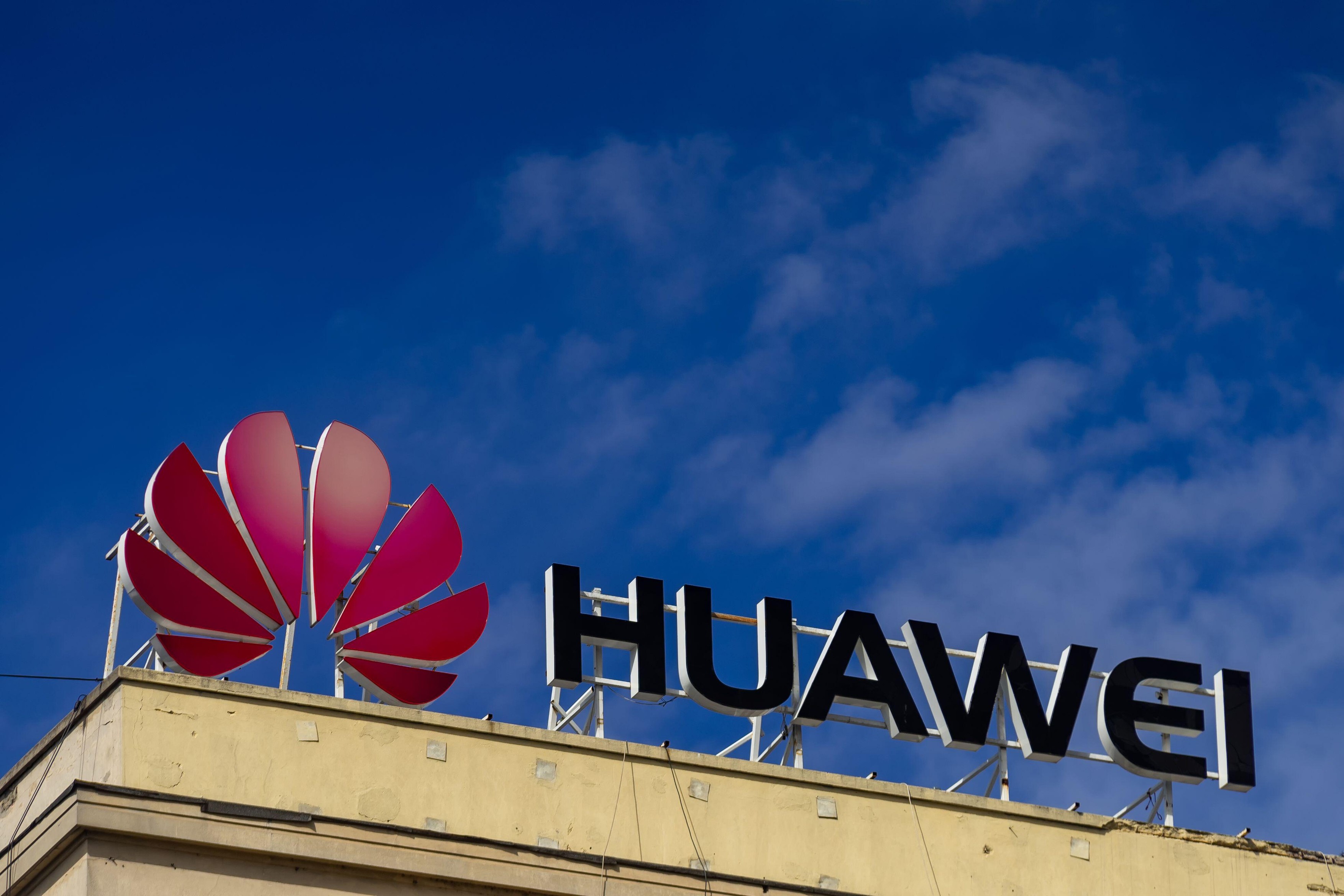 Compania Huawei e acuzată că a construit fabrici secrete de microcipuri ca să evite sancțiunile SUA