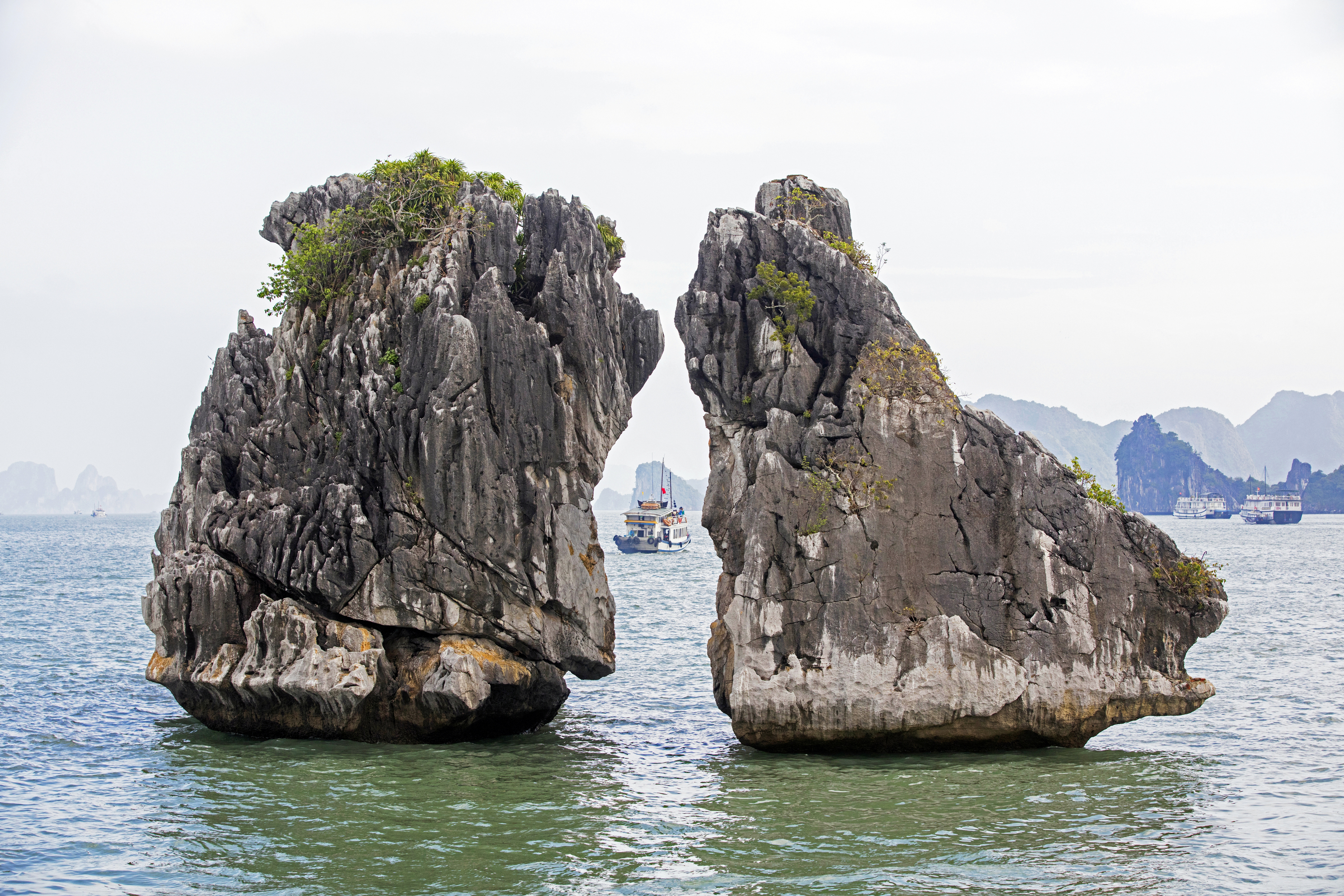 „Stâncile care se sărută” din Golful Ha Long, Vietnam, riscă să se prăbușească