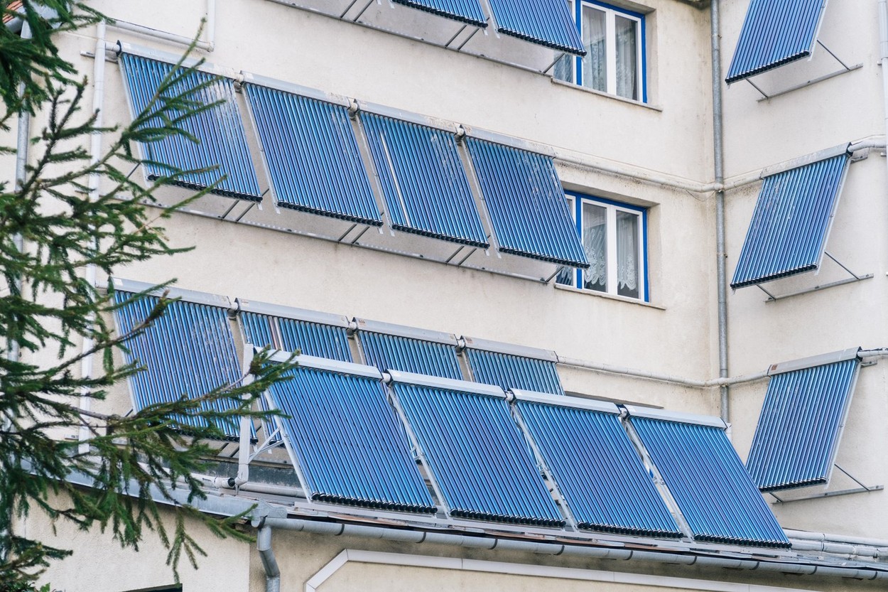 UE își alimentează centralele electrice cu mai puțini combustibili fosili. România doboară recordul la energie regenerabilă