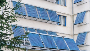 panouri solare pentru apă caldă pe un bloc la Sibiu