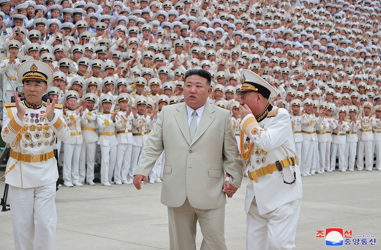 Kim Jong Un, cu generalii de mână la Ziua Marinei. Cum a apărut dictatorul nord-coreean la paradă