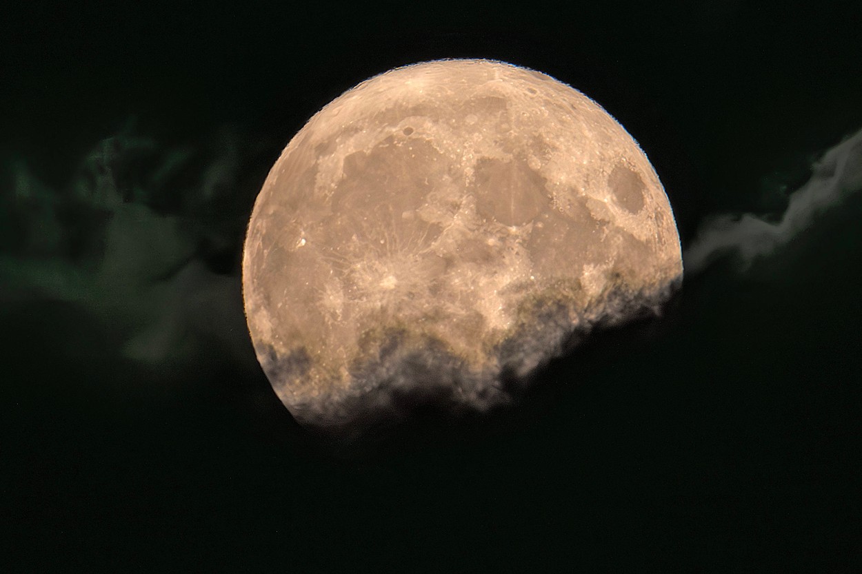 „Superluna Albastră” va lumina cerul în această noapte. Fenomenul astronomic inedit va mai avea loc abia în 2037