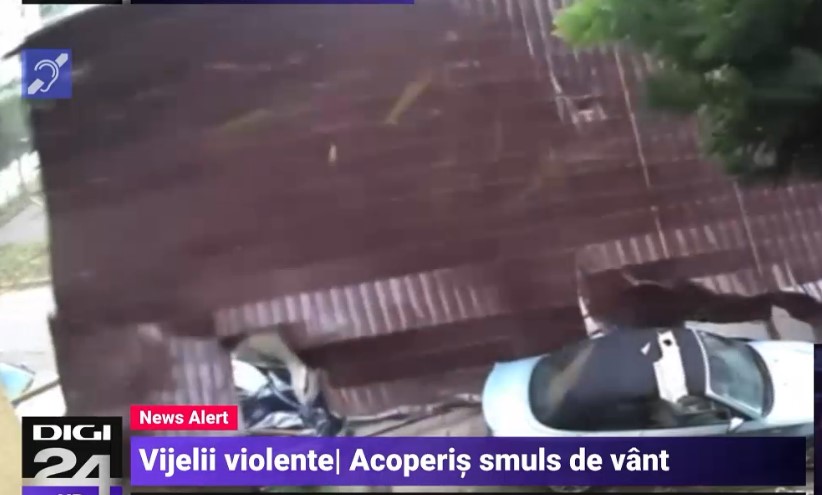 VIDEO Furtuni violente în țară. Un acoperiș smuls de vânt a distrus două mașini parcate, în Satu Mare
