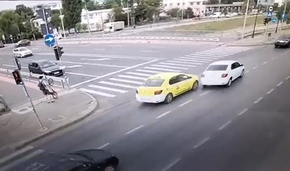Accident spectaculos în Iași: Un taxi s-a răsturnat după ce a lovit altă mașină
