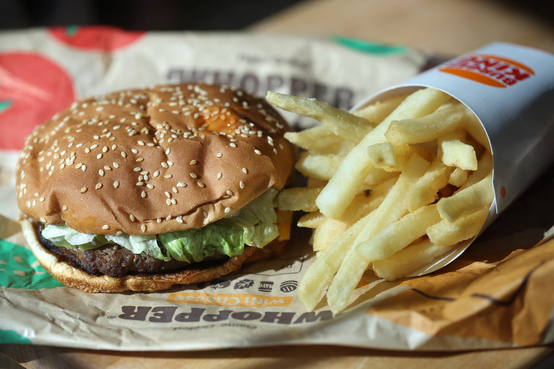 Un celebru lanț de fast food este dat în judecată pentru că vinde un burger mai mic decât este prezentat în reclame