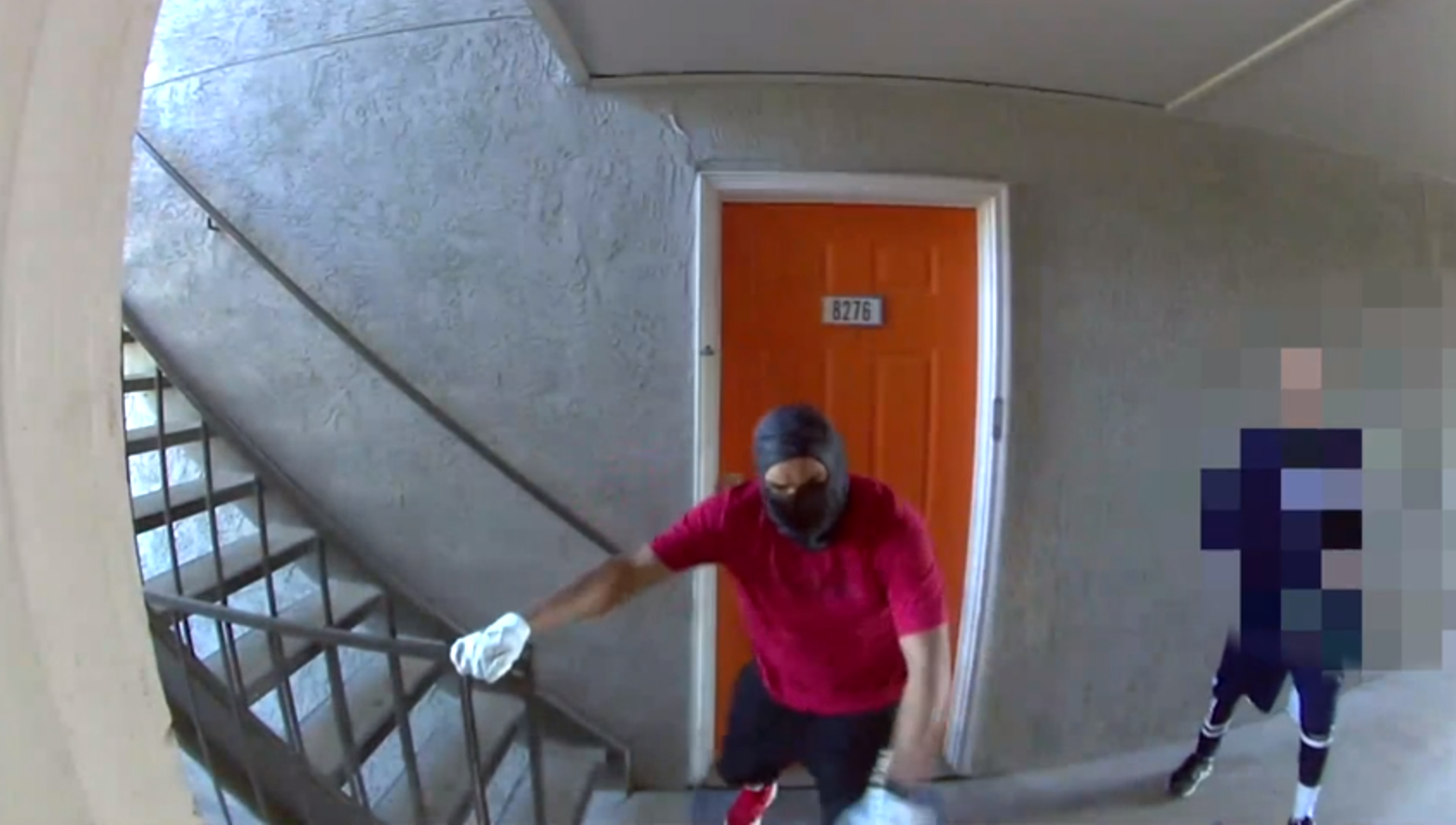 VIDEO Un bărbat din Texas se apară de tâlhari trăgând focuri de armă prin ușa apartamentului