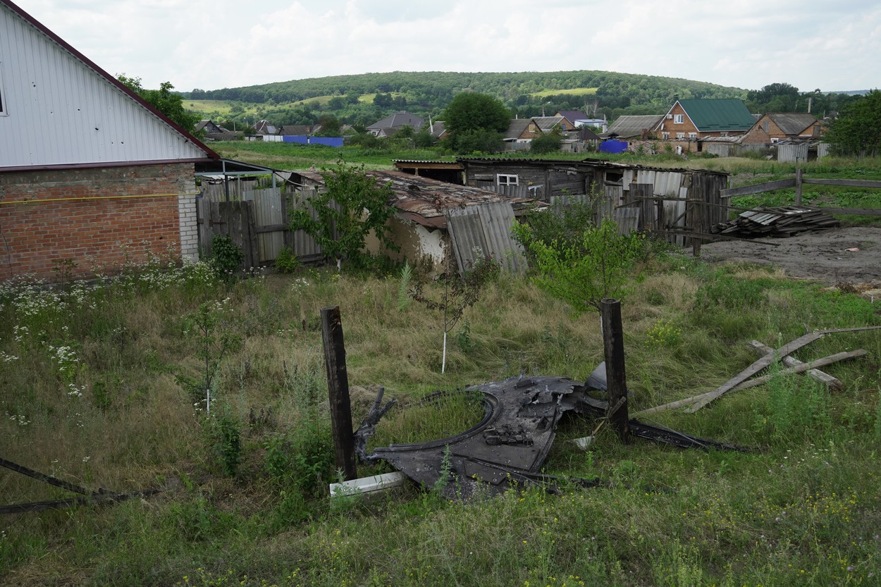 Un ofițer rus a fost ucis de o dronă în timp ce tundea gazonul în curtea casei