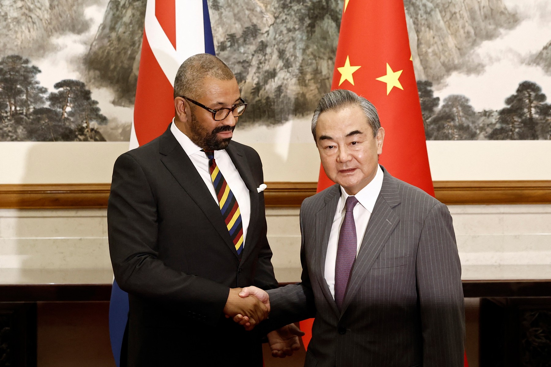 Ministrul de externe britanic, aflat în vizită în China, critică Beijingul pentru situaţia drepturilor omului