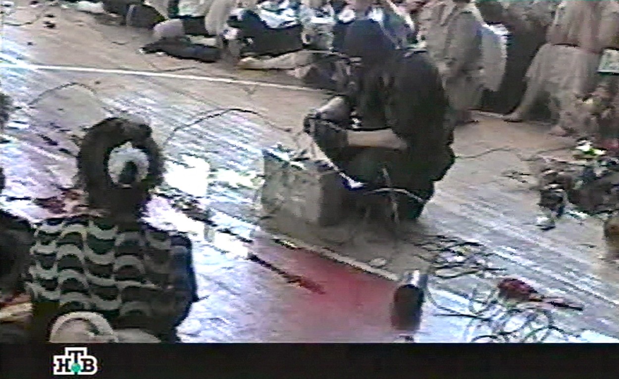 19 ani de la luarea de ostatici de la școala din Beslan. Intervenția trupelor ruse s-a soldat cu peste 330 de morți