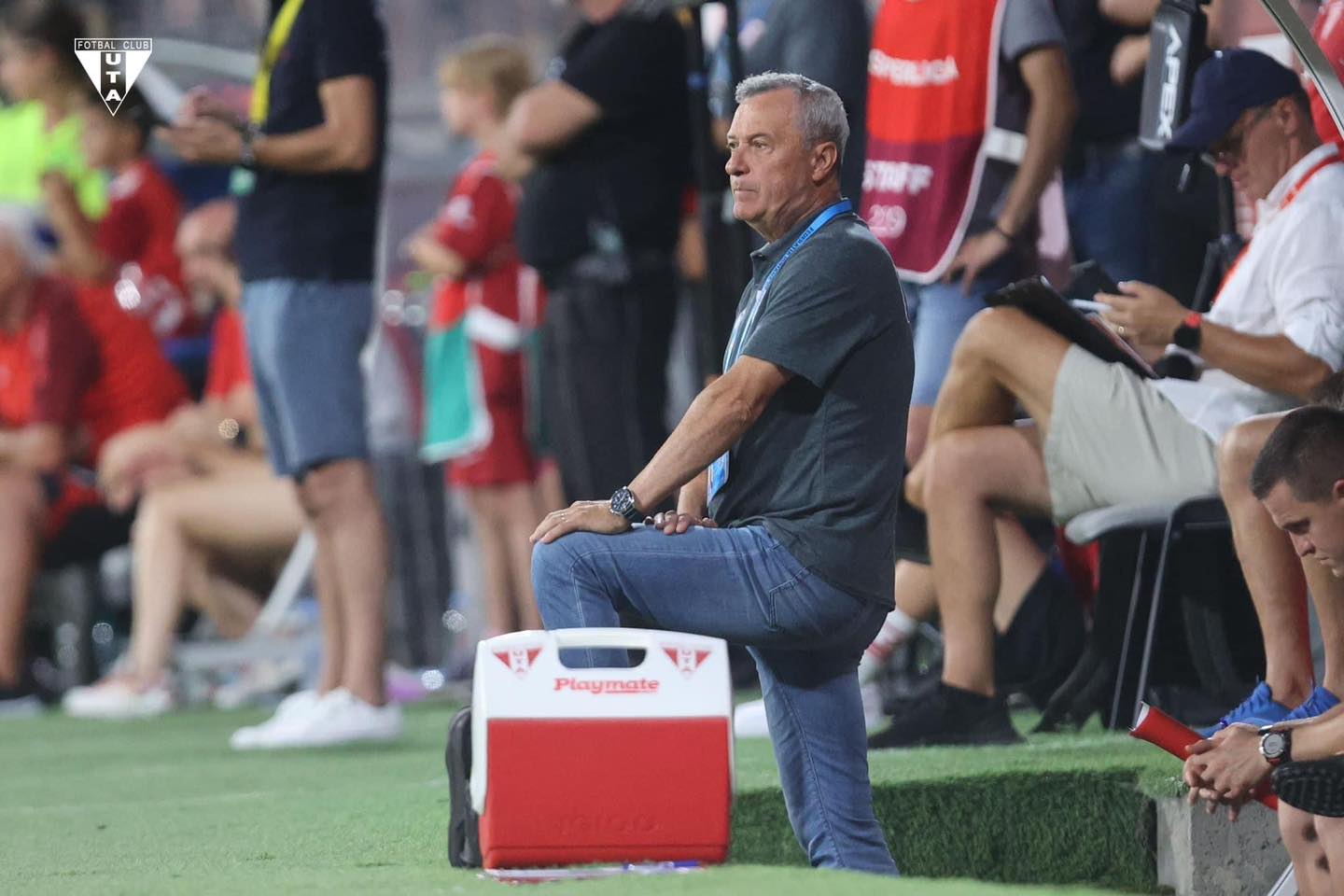 Mircea Rednic a suferit un infarct în timpul meciului cu FCSB. Antrenorul este internat la Spitalul Județean Arad